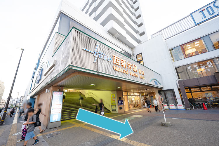 階段を降り、東口を出ます