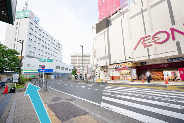道なりに進み、合流地点を左折します