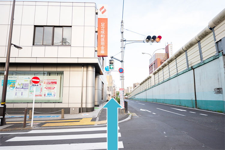 更に横断歩道を渡り、道なりに進みます