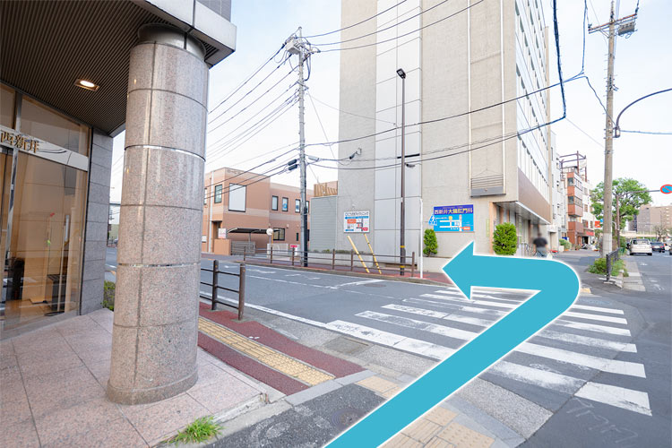 「シティホール西新井」前の横断歩道を渡り、左折します