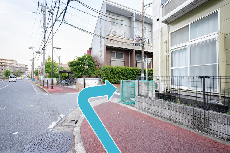 右手に見えてくる路地へ右折します
