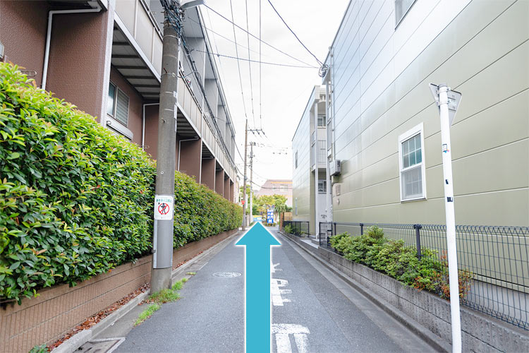 道なりに進みます