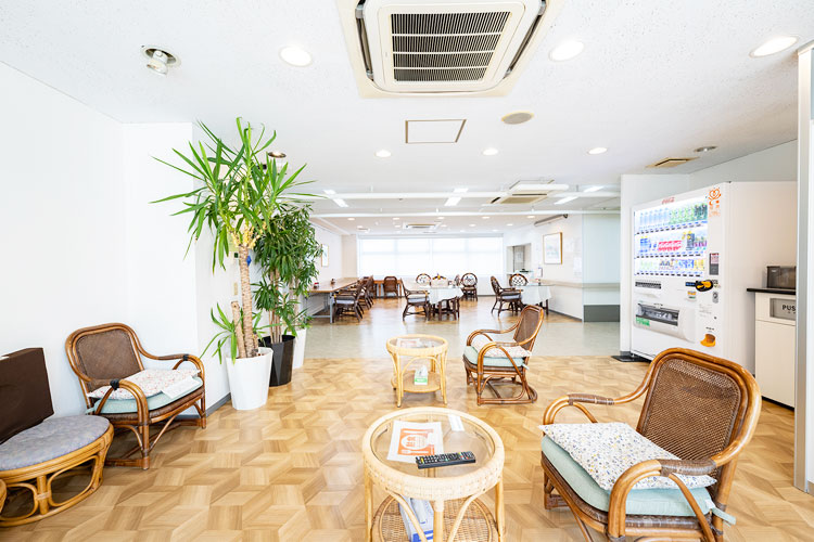 食堂ラウンジ全景